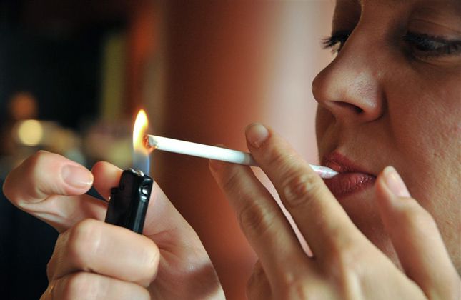 Gratë duhanpirëse, të rrezikuara sa burrat