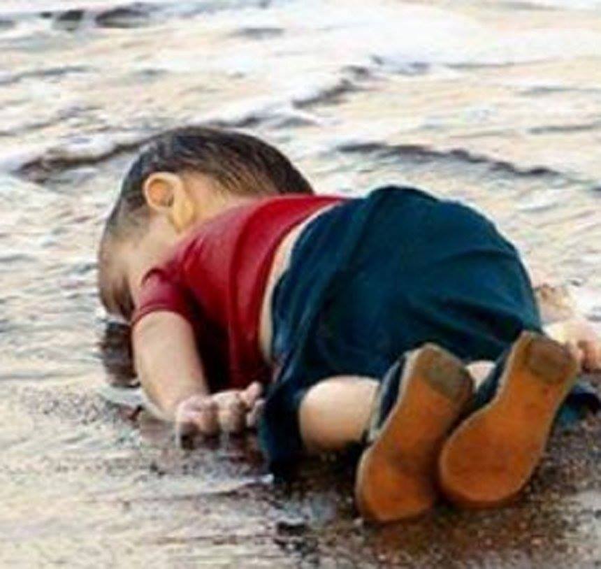 KETA NJERZ NDIHMO /femijëve Sirian qe i nxorri vala e detit jasht/
